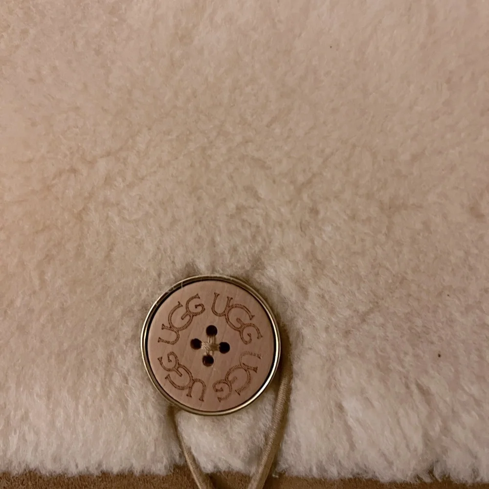 ❤️SOLD❤️UGG Shearing / Suede Crossbody Bag - Picture 5 of 9